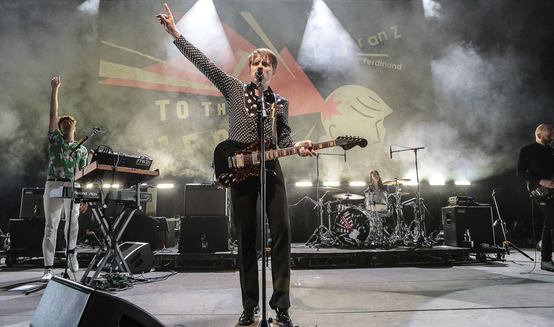 Franz Ferdinand est un groupe de rock écossais, fondé à Glasgow en 2001 par Alexander (« Alex ») Paul Kapranos, Nick McCarthy, Robert (« Bob ») Hardy et Paul Thomson. Ce patronyme leur est venu en regardant une course de chevaux dont l'un des concurrents portait le nom de l'archiduc François-Ferdinand d'Autriche (Franz Ferdinand en allemand). Ce nom les a inspirés car il impliquait une notion de changement brutal (dans un contexte politique déjà très tendu, l'assassinat de Franz Ferdinand avait précipité la Première Guerre mondiale). Leur premier album sorti en 2004 a atteint la troisième position des meilleures ventes d'albums au Royaume-Uni et a remporté un Mercury Music Prize, les propulsant sur la scène internationale, notamment grace au single Take Me Out . En 2005, ils ont sorti un deuxième album, You Could Have It So Much Better , qui contient entre autres les titres The Fallen , Do You Want To et Walk Away . Leur troisième album, Tonight : Franz Ferdinand , est sorti le 26 janvier 2009. Il contient les singles Ulysses et Lucid Dreams . Il est complété par la compilation de remixes Blood , qui s'éloignera du style original du groupe pour aller chercher dans des influences plus techno, voire dance. En 2014, le groupe participe à de nombreux festivals dont celui des Vieilles Charrues.