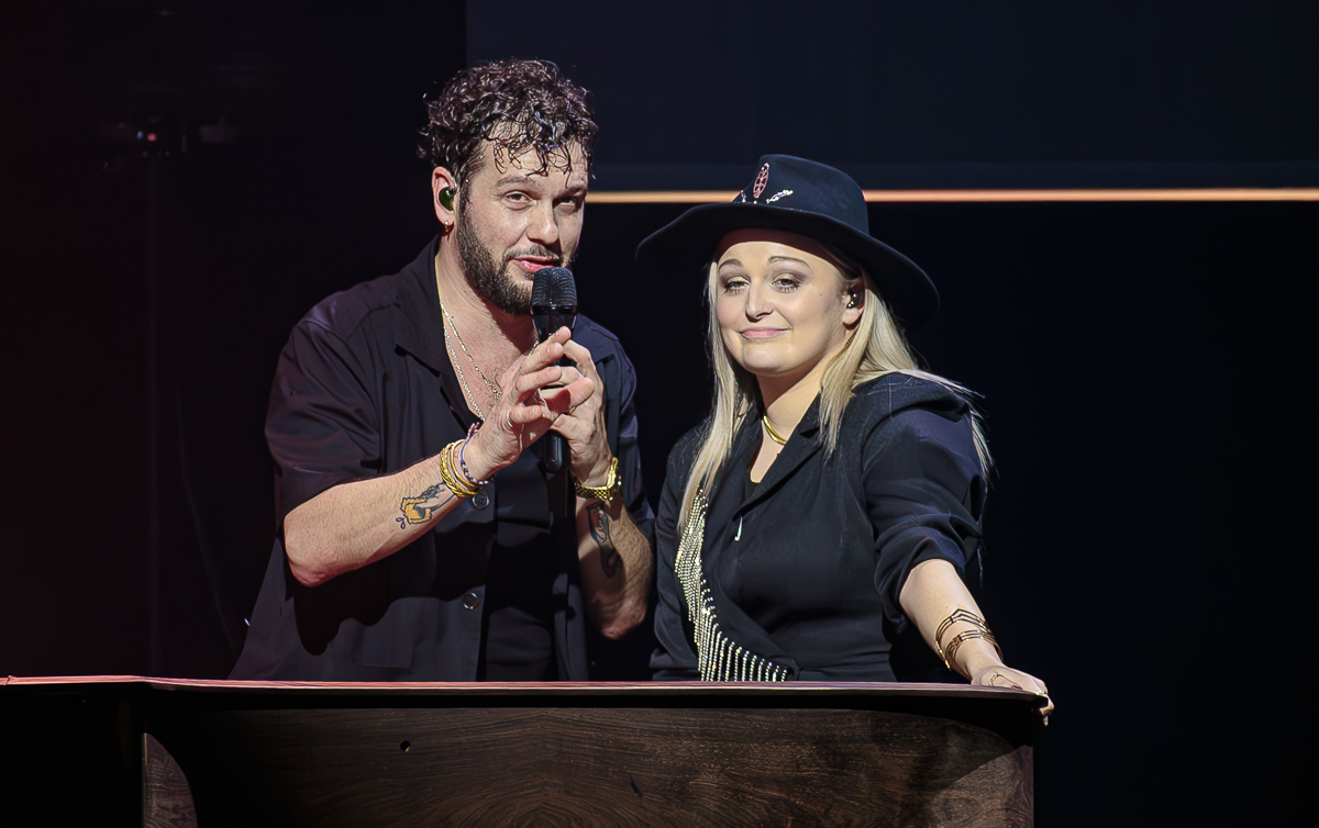 Claudio Capéo en Duo avec Eloiz , Révélée en 2020 dans l'émission la France a un incroyable talent au  Zénith de Lille devant 4500 personnes le 14/12/23