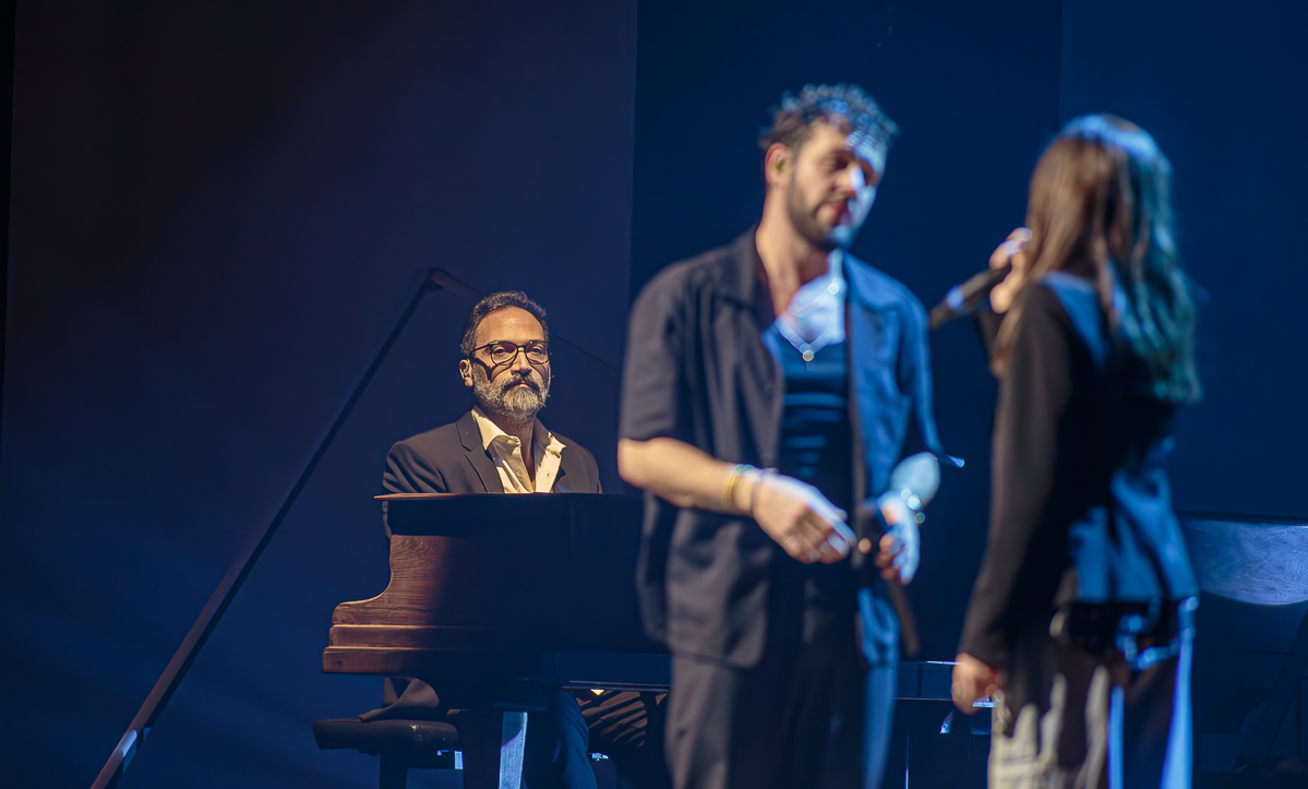 Claudio Capeo sur la Scéne du Zenith de Lille accompagné  Davide Esposito  au piano le 14/12/23