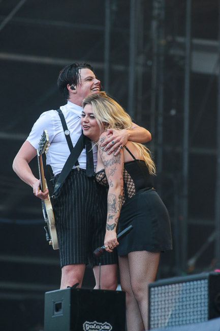 Yungblud ( Dominic Harrison ) était sur la scène du main square Festival  2022  était en duo avec la Chanteuse ( Louane ) 