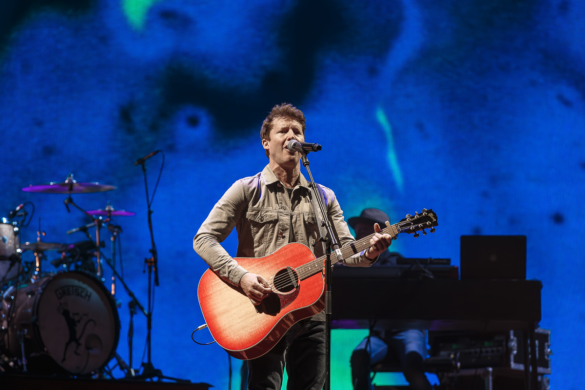 James Blunt, célèbre compositeur et chanteur britannique, offre un spectacle inoubliable au Zénith de Lille le 21 Février  2024 . 