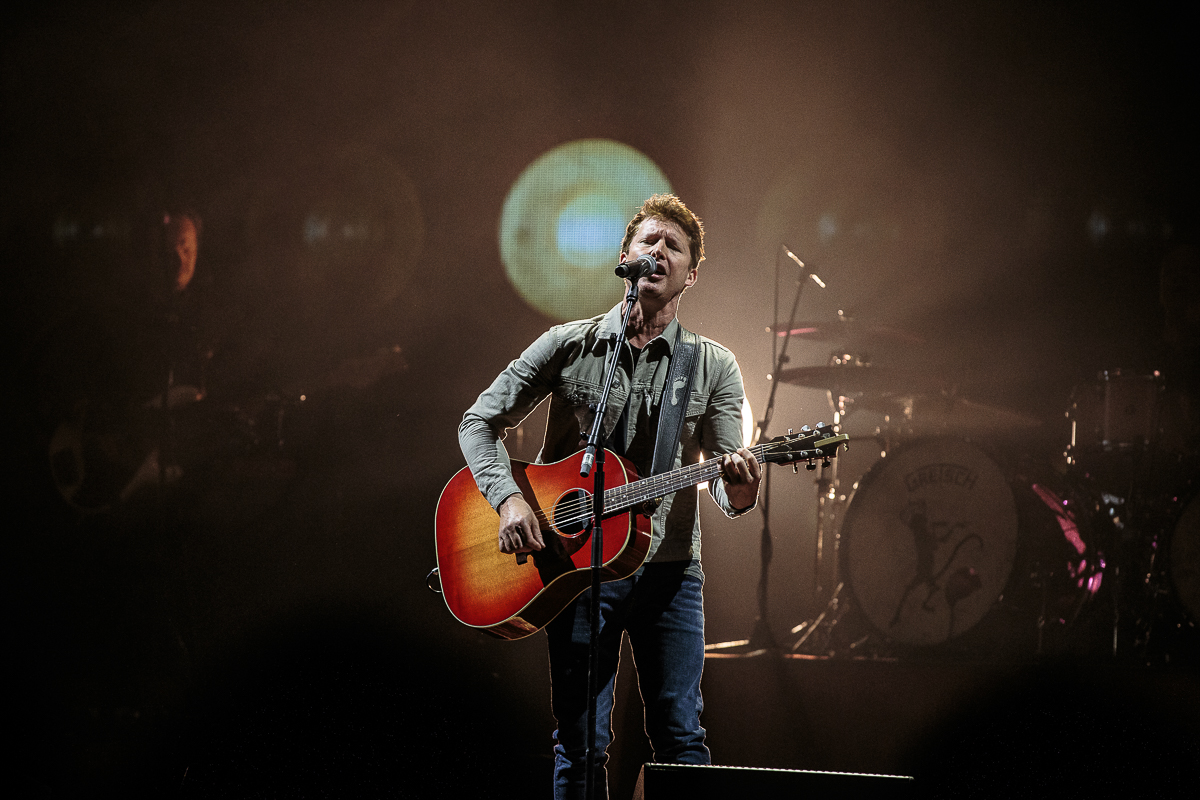 James Blunt, célèbre compositeur et chanteur britannique, offre un spectacle inoubliable au Zénith de Lille le 21 Février  2024 . Reconnu mondialement pour son tube "You're Beautiful", son talent brille à travers chaque performance live, captivant l'audience avec sa voix mélodieuse et ses compétences en guitare exceptionnelles. 