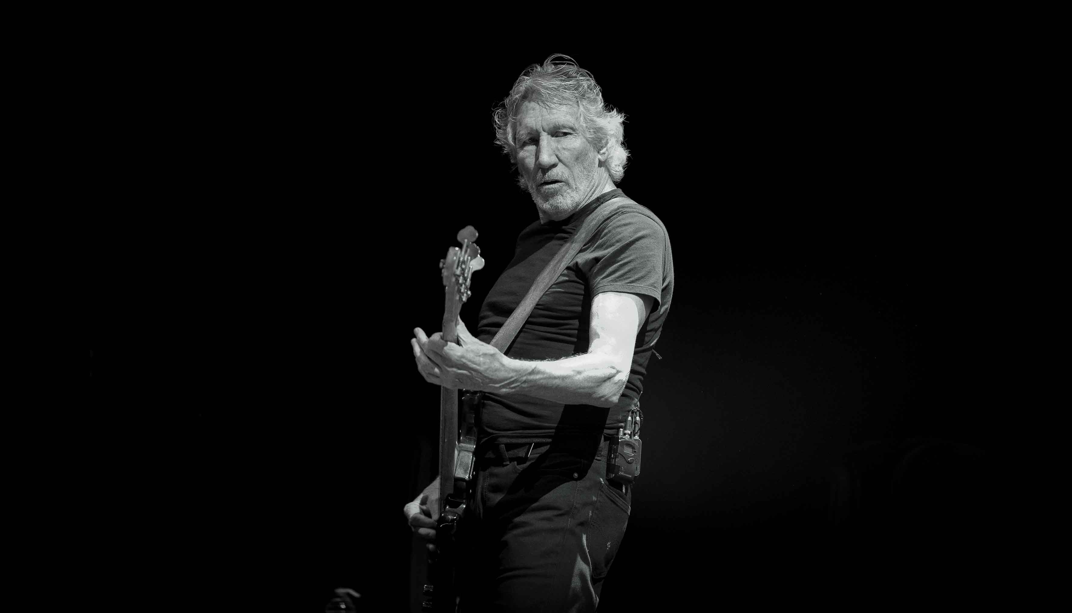 Roger Waters À 74 ans le musicien britannique a proposé un show haut en couleur et en musique, très attendu par un public nordiste en liesse venu en nombre pour l’occasion. En effet pendant plus de deux heures Waters, accompagné de l’excellent Jonathan Wilson et des deux sœurs jumelles du groupe Lucius entre autres, a articulé et mis en scène des morceaux tirés de son dernier album ainsi que certains grands classiques repris des Pink Floyd : Money, Time, Another Brick in the Wall, Us and Them, Confortably Numb … pour le plus grand plaisir des fans !  Pour satisfaire ses 26 000 spectateurs Waters a repoussé les limites de l’Arena ! En plus des jeux de lumières impressionnants et des solos de guitare phénoménaux, la foule a vu se former juste au-dessus d’elle la fameuse usine de l’album Animals ! Suivie de près par son désormais bien connu cochon volant sur lequel on voyait figurer : « STAY HUMAN ». Pour finir, c’est le célèbre prisme de lumière des Pink Floyd qu’on a vu naître d’un nuage de fumée et s’installer en plein cœur de l’Arena !  C’est donc un show spectaculaire auquel le public lillois a pu assister le 16 juin 2018 et il a su le montrer ! Pour preuve, c’est sous une belle ovation générale que Roger Waters a clôturé son spectacle, après un court discours visiblement ému !