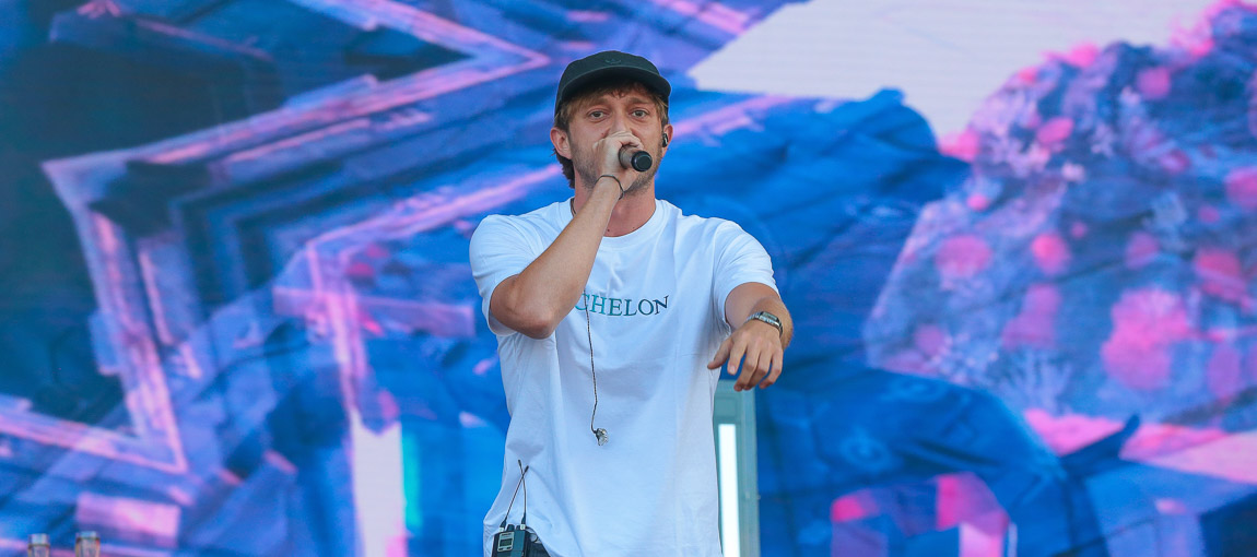 Vald , de son vrai nom Valentin Le Du , est un rappeur producteur et parolier français . Main Square Festival 2022