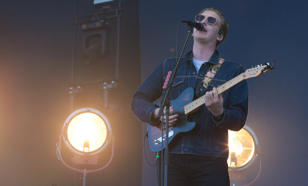 George Ezra ,  Auteur-compositeur interprète ,  était sur la Scène du Main Square Festival 2022