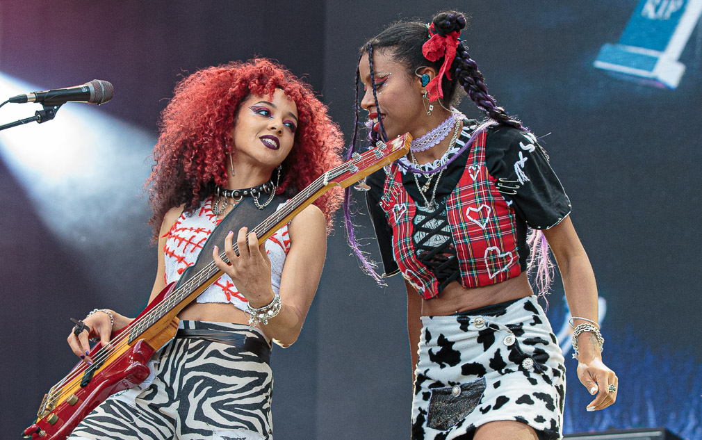 Nova Twins sur la Scène du Main Square Festival 2023 , est un duo de rock anglais formé à Londres, en Angleterre, en 2014, composé de la chanteuse/guitariste Amy Love et de la bassiste Georgia South1. Leur dernier album, Supernova, est sorti en juin 2022.