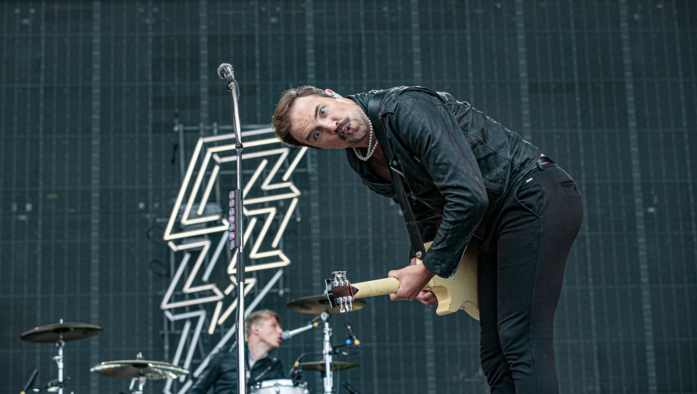 Royal Republic sur la Scène du Main Square Festival , Il s'est formé à Malmö en 2007. La carrière du groupe a pris un tournant radical lorsqu'ils ont eu l'occasion de jouer en tant que première partie du groupe américain The Offspring. Ils ont remporté la finale du festival Emergenza en Suède, Leur rock énergique à tendance punk pop est interprété avec beaucoup d'humour et d'autodérision.