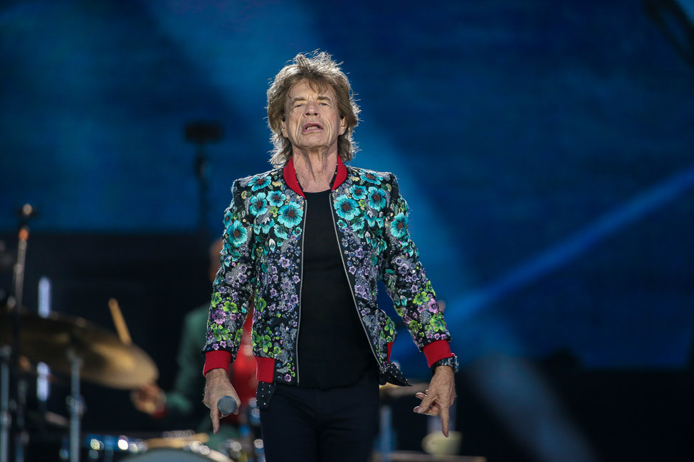 Les Rolling Stones après leur show à Lyon cette semaine, le groupe de Mick Jagger été  ce samedi soir  à l'hippodrome de Longchamp, près de Paris. Devant 56 000 personnes , Après 60 ans de carrière, les Rolling Stones continuent de séduire ceux qui les suivent depuis des décennies, mais aussi les plus jeunes, admiratifs et passionnés .C'est un concert qui se joue à guichets fermés. Après leur show torride à Lyon, la dernière représentation des Rolling Stones en France aura lieu ce samedi soir le 23/07/2022  à l'hippodrome de Longchamp, près de Paris. 