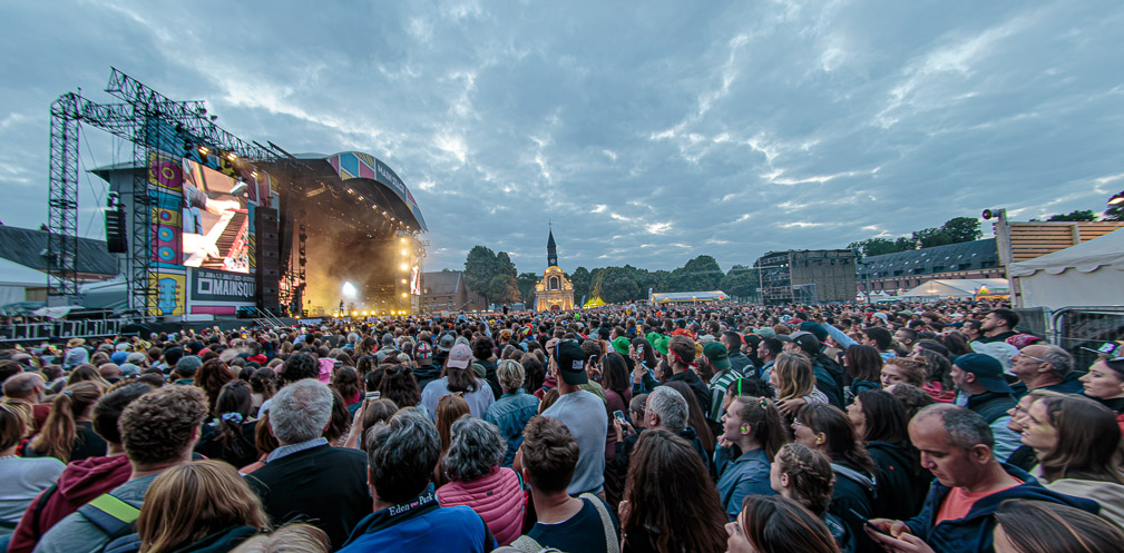 Le Main Square Festival d'Arras vous donne rendez-vous les 30 juin, 1er juillet et 2 juillet 2023 pour une nouvelle édition ! Devenu l'un des plus gros festivals français de l'été, il vous propose cette année encore une programmation de folie : Maroon 5, Macklemore, David Guetta, Orelsan ou encore Aya Nakamura seront sur la scène d'Arras