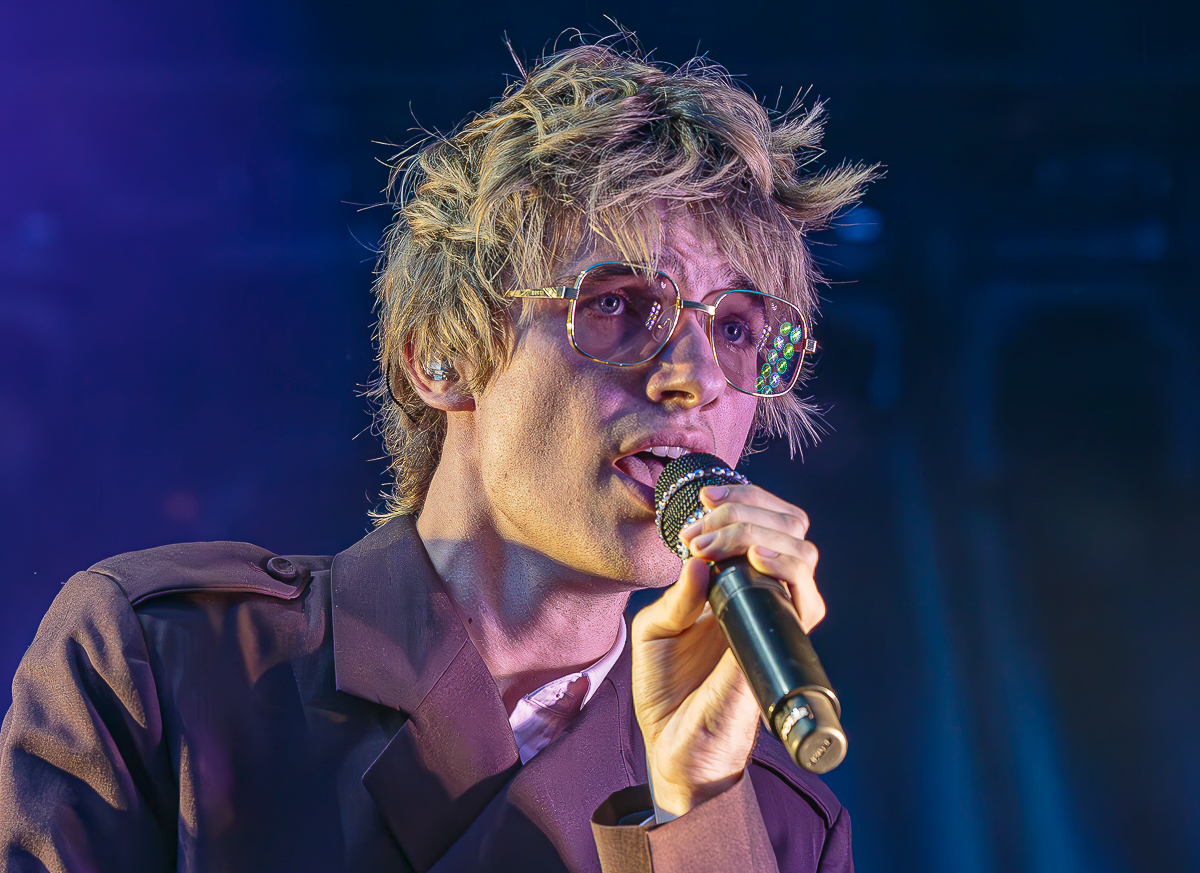 Pierre de Maere , En mars 2020, il diffuse son premier titre en français Potins Absurdes. Repéré par Cinq7, un label de Wagram Music, il signe pour un EP et un album7. Il publie deux chansons, Regrets et Menteur7, dont les clips sont respectivement réalisés par Edie Blanchard10 et Romain Barreau11. Son premier single officiel, Un jour, je marierai un ange, sort en novembre 2021 