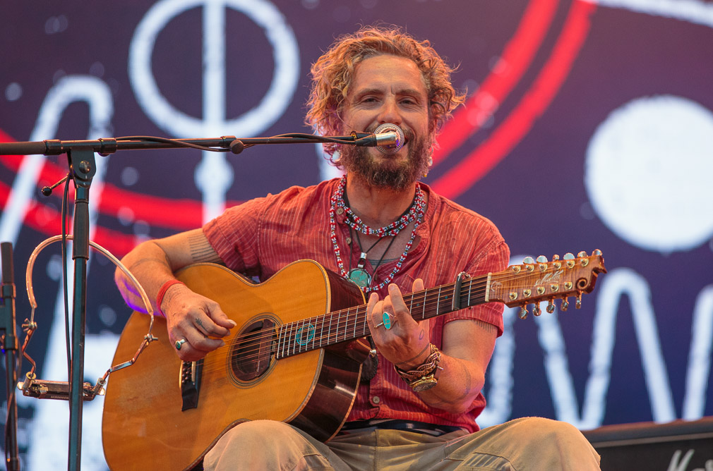 John Butler, sur la Scène du Main Square Festival 2023 ,  né John Charles Wiltshire-Butler le 1er avril 1975 à Torrance en Californie, est un auteur-compositeur-interprète australien, producteur, guitariste reconnu, chanteur et leader du John Butler Trio, originaire de Fremantle en Australie.