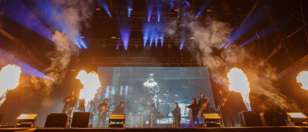 APASHE sur la Scène du Main Square Festival 2023 , fait ses premiers pas dans la musique grâce à sa sœur, après qu'elle ait téléchargé un logiciel de composition sur l'ordinateur familial. Ayant certaines prédispositions du fait que son père soit musicien et qu'il ait été initié tôt au solfège, il se met à y composer ses premiers morceaux. Il a fait ses études dans le son, et prévoyait de se diriger vers la postproduction, ingénierie, plutôt que vers le métier de musicien1.