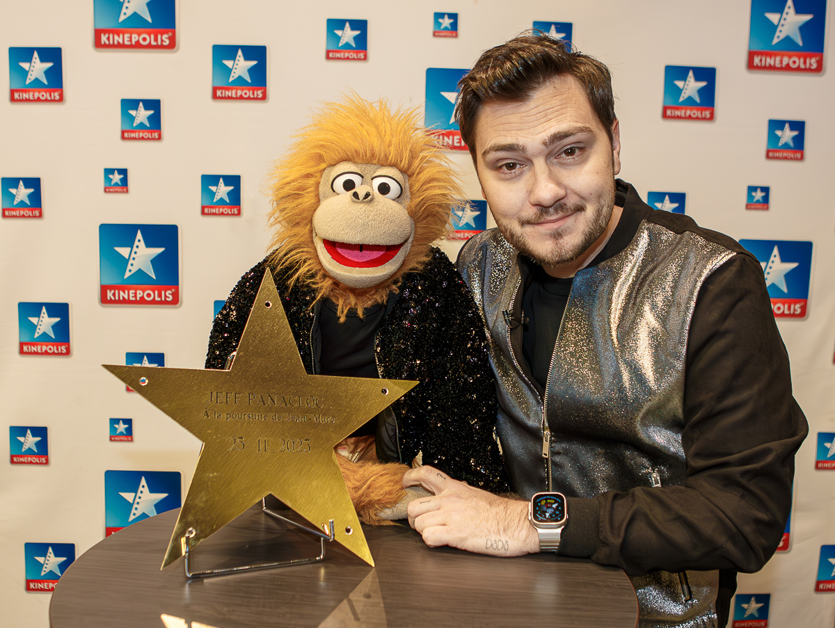 Jeff Panacloc et Jean-Marc, le duo qui a conquis des millions de spectateurs, débarque pour la première fois au cinéma !  Jeff, homme calme et un peu candide, croise la route de Jean-Marc, un singe en peluche tout juste échappé d’une base militaire. Particularité : cette peluche… est vivante. Jean-Marc, sans gêne et sans filtre, embarque alors Jeff dans une aventure déjantée. Entre course-poursuite, rires et situations loufoques, rien ne va se passer comme prévu !