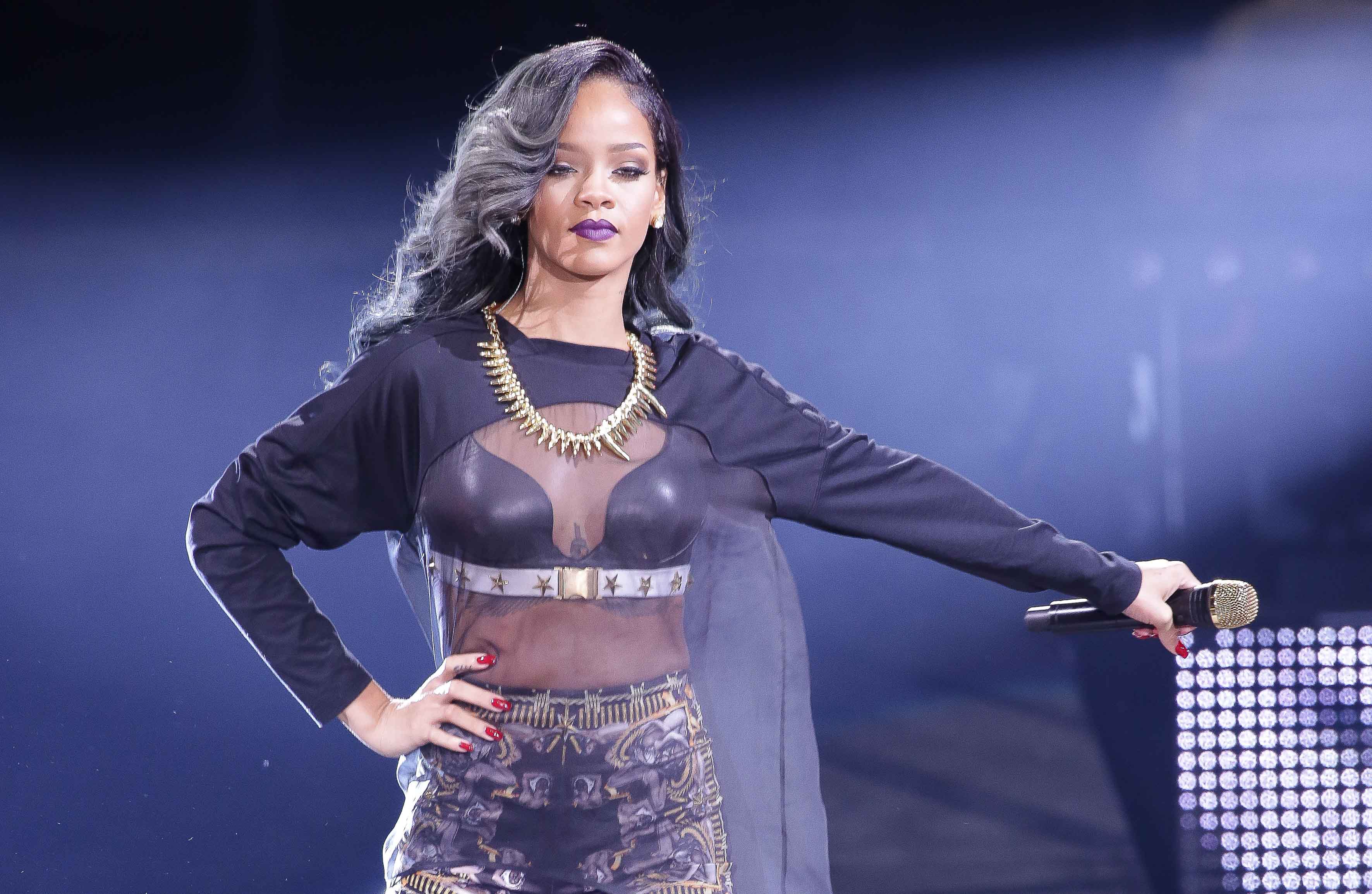  Rihanna est venue le 20 juillet 2013 inaugurer l’Arena du Stade Pierre-Mauroy à l’occasion de sa tournée mondiale « Diamonds World Tour ». Première star internationale à se produire dans l’enceinte du stade, elle a interprété ses plus grands tubes, notamment « Stay », « Diamonds » ou encore « Umbrella ». Rihanna, émue par le public lillois très enthousiaste, verse quelques larmes à la fin du spectacle. 