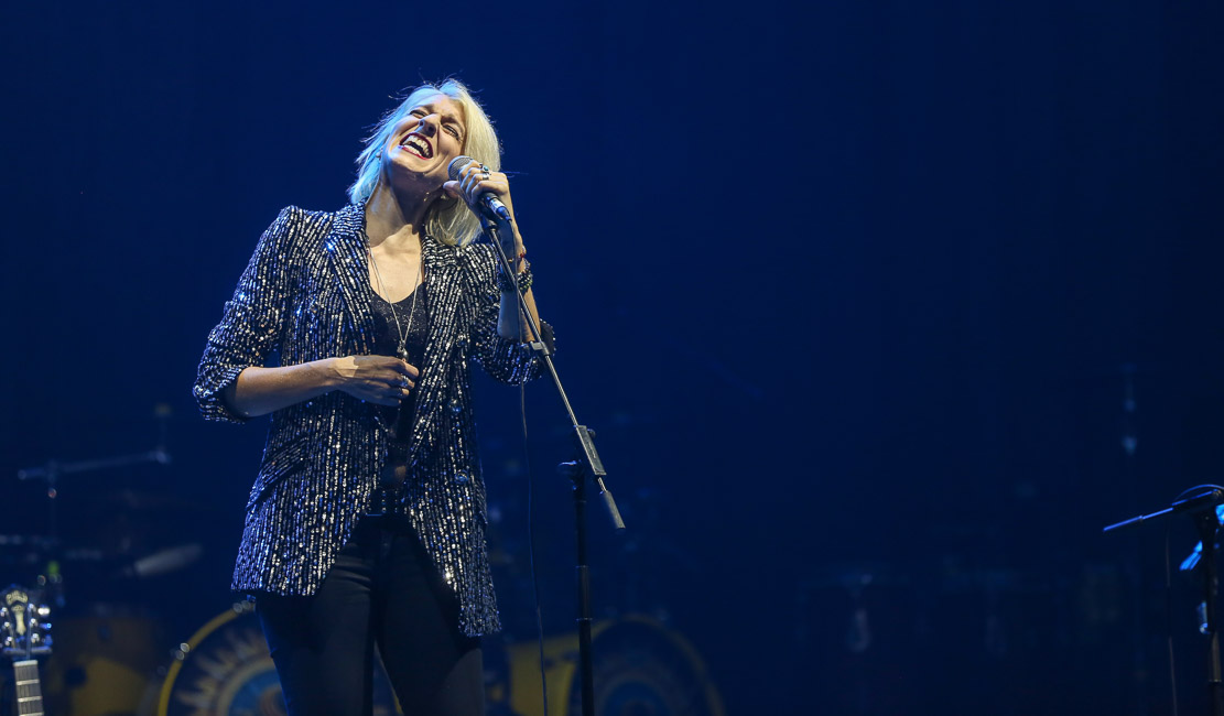 Gaelle Buswel  se produit sur scène depuis l’âge de 13 ans et a depuis foulé les plus belles scènes d’Europe. Gaëlle Buswel n’a laissé personne indifférent grâce à un style atypique. Fortement ancrée dans le blues-rock des années 70, ses inspirations vont autant de Led Zeppelin à Janis Joplin, que de Bonnie Raitt à Jonny Lang. Après avoir arpenté les rues de Londres et le métro parisien pour jouer sa musique, elle sort en 2012 son premier opus, Yesterday’s Shadow. Depuis, elle enchaîne les concerts avec fougue, partageant la scène avec les plus grands. Frissons garantis !   Originaire d’Alfortville, la française est bercée depuis son plus jeune âge par le rock des années 70 grâce aux vinyles de ses parents : Led Zeppelin, Joe Cocker, Queen, Neil Young… Cette fascination pour la musique l’a conduite très tôt à se produire sur scène, dès l’âge de 13 ans au sein du groupe Cam On, où elle donne ses premiers concerts en France, Belgique et Royaume-Uni. Par la suite, elle se mettra à composer ses propres titres et partira plusieurs mois jouer ces derniers en solo avec sa guitare à Londres. Plus tard, elle décide de se produire dans le métro parisien, avec la ferme intention de faire chanter les usagers dans un lieu réputé morose. Elle commence à se créer une base de fans et se voit comparée à Joan Baez ou Melissa Etheridge.   Ses premières chansons, très intimes, figureront dans son premier album intitulé Yesterday’s Shadow. Le titre éponyme sera classé n°1 aux Etats-Unis sur le site Concert Blogger, et sera diffusé sur W9 et TSF Jazz en France. Son 2eme album, Black to Blue, sorti en novembre 2014, attire un nouveau public et l’Amérique du Nord la remarque. A l’été 2015, elle explore les Etats-Unis pendant 45 jours avec sa guitare dans le but de faire des rencontres et de voir à quoi cela aboutira. Une rencontre déterminante se produit à Austin, Texas, où David, un musicien, lui offrira une de ses chansons : No One Else. Après une jam inoubliable, la chanteuse promet d’enregistrer cette chanson. Cette rencontre déclenchera l’écriture du 3ème album, New Day’s Waiting qui sortira en 2017.   C’est une artiste taillée pour la scène qui a parcouru l’Europe et les Etats-Unis et a joué dans les plus grands festivals. Elle s’est faite brillamment remarquer en faisant la première partie des plus grands : ZZ Top, Vintage Trouble, -M-, Beth Hart, Louis Bertignac, UB40, Ringo Starr… Pour ne citer qu’eux.   Son nouvel album, Your Journey, est sorti le 26 mars 2021. Enregistré dans les cadres prestigieux des studios ICP (Bruxelles) et Abbey Road (Londres), il a déjà été plébiscité par la presse : Rolling Stone Magazine, Voici, Le Parisien, France Bleu, ou encore l’émission des Nocturnes de RTL de George Lang. Ce nouvel opus promet de grands moments sur scène et cela est déjà acté avec une tournée européenne .!