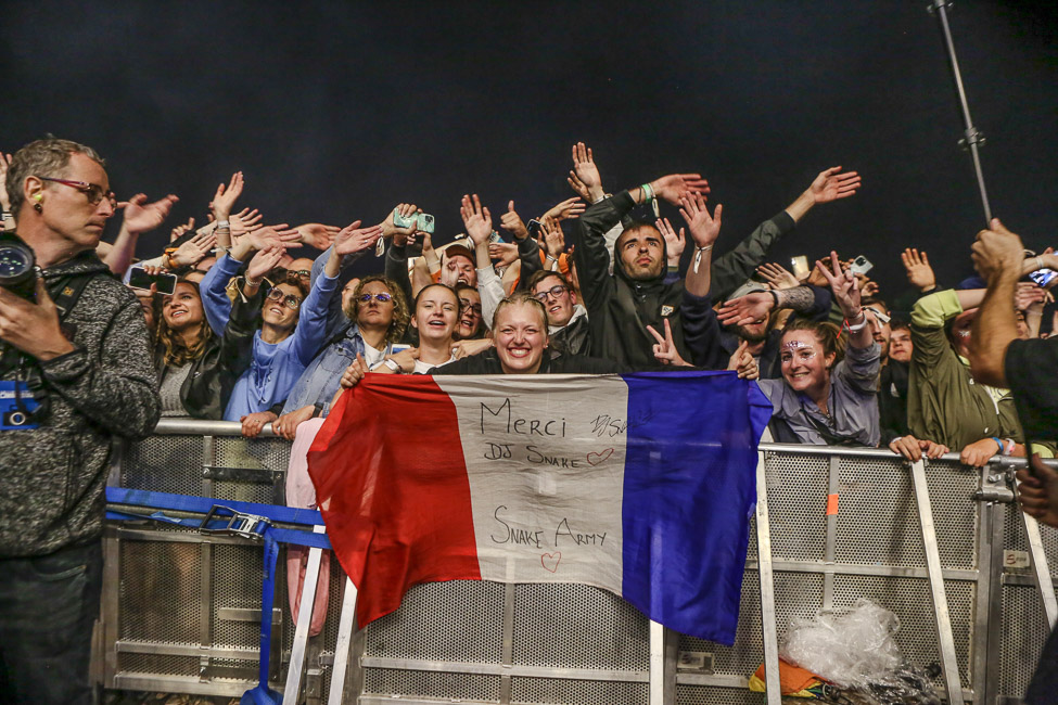 MAIN SQUARE FESTIVAL 2022, Du 30 juin au 3 juillet, 65 artistes sont attendus pour se produire sur les trois scènes du Main Square Festival. Enfin de retour pour sa 16ème édition, après presque trois ans d'attente, le festival attend chaque jour 40 000 convives. L'affiche de l'événement est impressionnante pour cette reprise, avec des artistes internationaux comme DJ Snake, Sting et les Black Eyed Peas, et des grands noms de la scène française tels que Matthieu Chedid, Angèle ou Vald. Les deux incontournables de la scène régionale, Marcel et son Orchestre et Skip The Use, seront eux aussi de la partie.   En plus de la fameuse Main Stage - où vont défiler les gros noms - et de la Green Room, à la programmation légèrement plus teintée musiques urbaines, une troisième scène appelée le "Bastion" est réservée aux groupes émergents des Hauts-de-France.