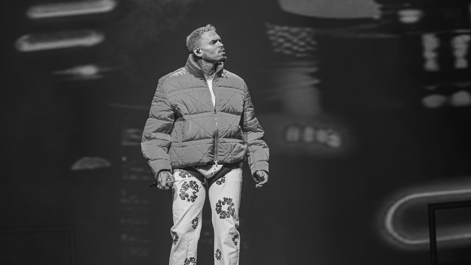 Chris Brown Accor Aréna Paris le 23/02/23 , de son nom complet Christopher Maurice Brown, est un chanteur, danseur-chorégraphe, auteur-compositeur-interprète, acteur et réalisateur américain né le 5 mai 1989 à Tappahannock en Virginie. Débutant dans le chant et la danse à un jeune âge, il signe avec le label Jive Records en 2004, et fait paraître son premier album éponyme l'année suivante. Il atteint la seconde place du Billboard 200 américain, et est plus tard certifié double disque de platine par la Recording Industry Association of America (RIAA). Avec son premier single Run It! en pole position du Billboard Hot 100 américain, il devient le premier musicien, depuis Diddy en 1997, dont le premier single se classe en première position . etc etc 