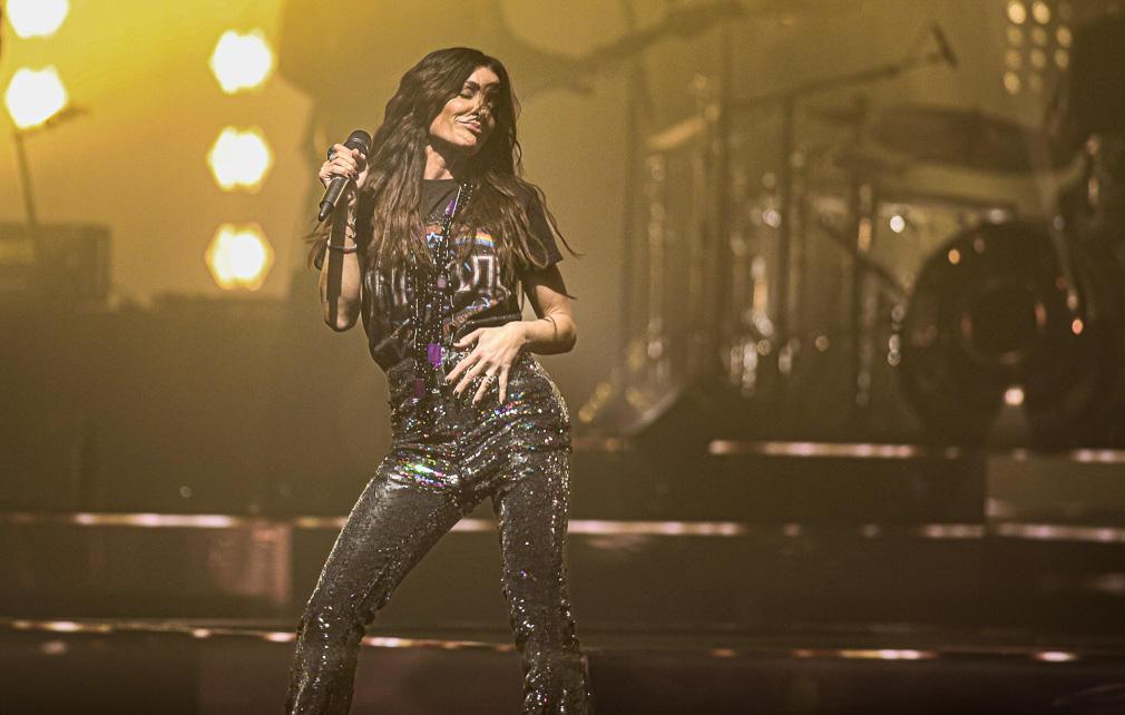 Jenifer en Concert au Foret National de Bruxelles  Une tournée ambitieuse en 2023  Ce nouveau chapitre musical sera évidemment accompagné d'une tournée, et pas n'importe laquelle. Pour ce n°9 Tour, Jenifer et son équipe ont vu les choses en grand, avec près d'une vingtaine de dates dans toutes les plus grandes salles et Zéniths de France et Belgique dès mars 2023, de Nantes à Toulouse en passant par Lyon, Bordeaux ou encore Rennes.  Pour couronner le tout, Jenifer s'installera pour la toute première fois de sa carrière sur la mythique scène de l'Accor Arena à Paris le 18 mars 2023 pour un concert qui s'annonce déja inoubliable.  Une tournée ambitieuse donc, pour laquelle la chanteuse a déjà dévoilé qu'elle serait accompagnée de "nombreux musiciens", d’une "scénographie à couper le souffle" pour "une ambiance survoltée". Vous l'aurez compris, Jenifer compte bien vous emmener faire la fête sur son n°9 Tour !