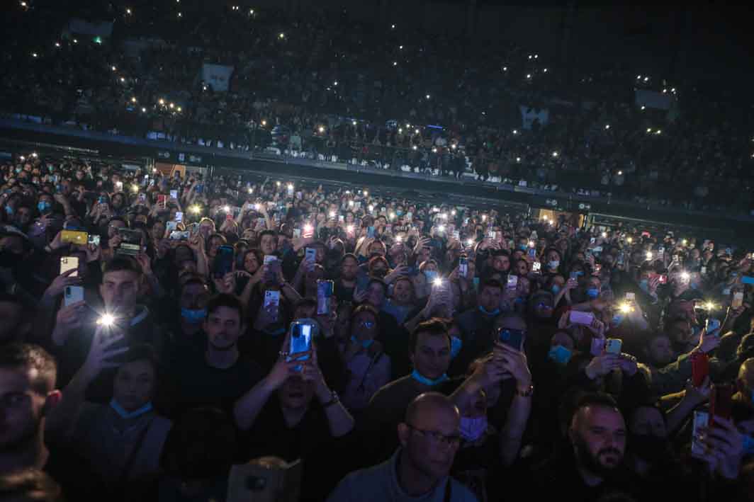 Gims  au Zénith de Lille 21/02/22 devant 4500 personnes , Un gros spectacle , avec des vrais musiciens,  Il n'empêche que chaque  titre était repris à l'accent près par une foule de tous âge. autant les (très) jeunes étaient à fond dans les refrains, autant de nombreux parent ne boudaient visiblement pas leur plaisir d'assister au show  de celui qui déchaîne les passions .